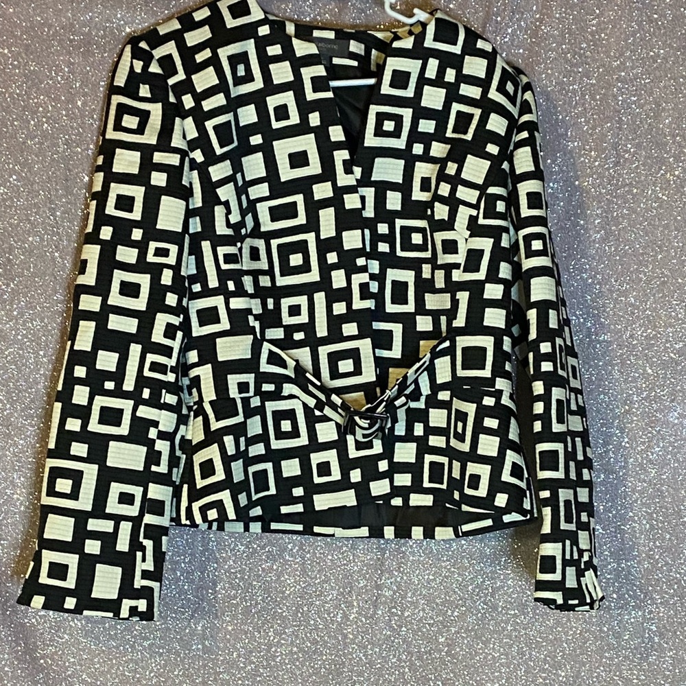 Patterned black and white light weight Liz Claiborne suit jacket top with belt